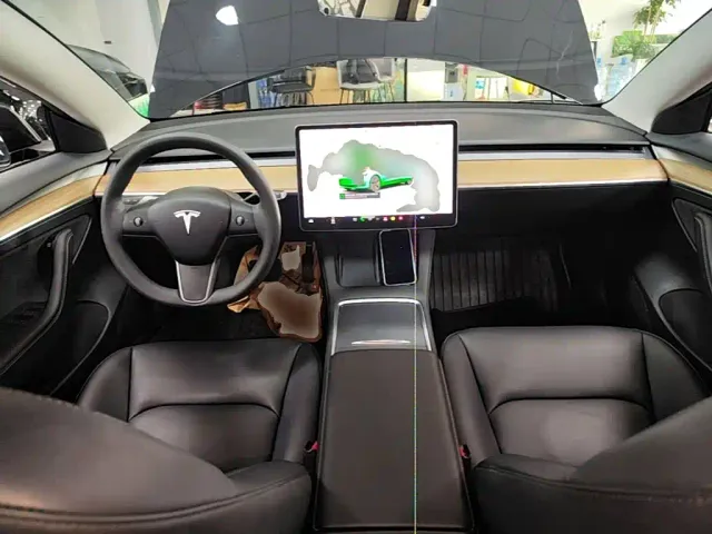 Tesla Model 3 — Фото автомобиля 9