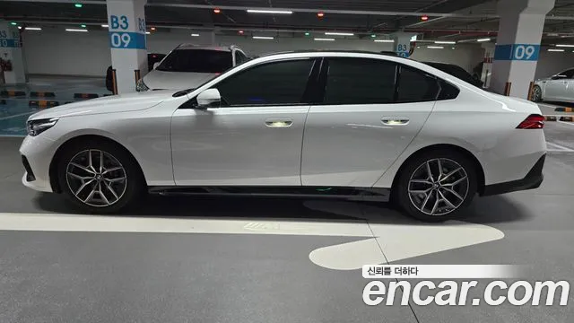 BMW 5 Series G60 — Фото автомобиля 10