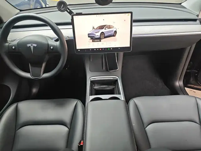 Tesla Model Y — Фото автомобиля 12