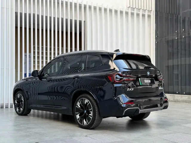 BMW iX3 — Фото автомобиля 11