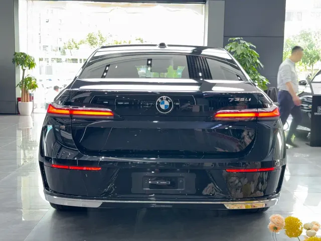 BMW 7 Series — Фото автомобиля 12