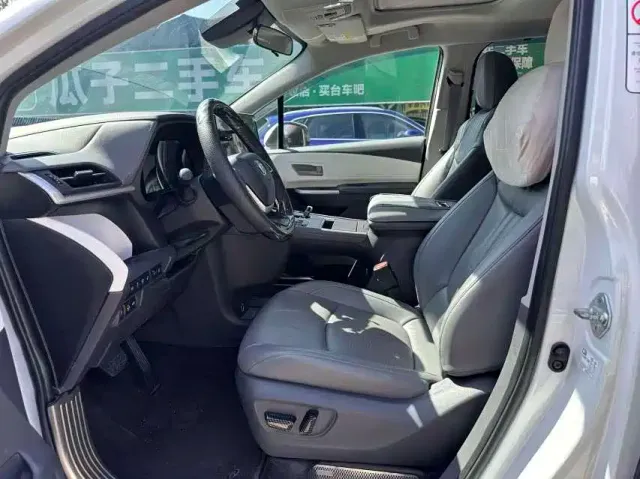 Toyota Sienna — Фото автомобиля 3