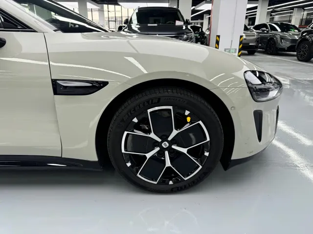 Xiaomi SU7 — Фото автомобиля 13