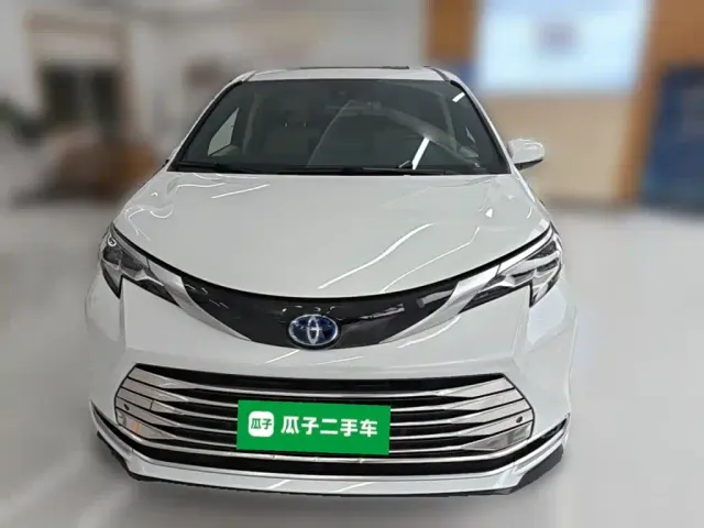 Toyota Sienna — Фото автомобиля 4