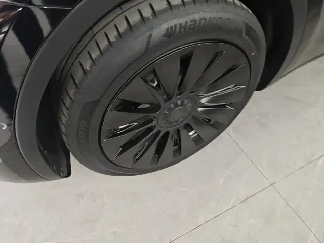 Tesla Model Y — Фото автомобиля 22