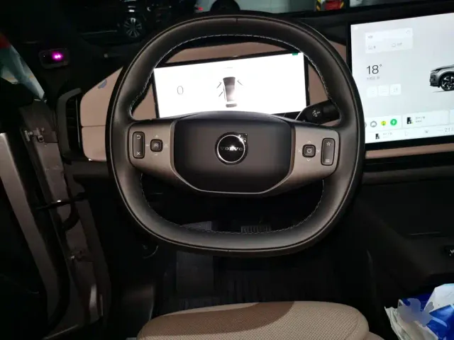 Volvo XC70 Plug-in Hybrid — Фото автомобиля 11