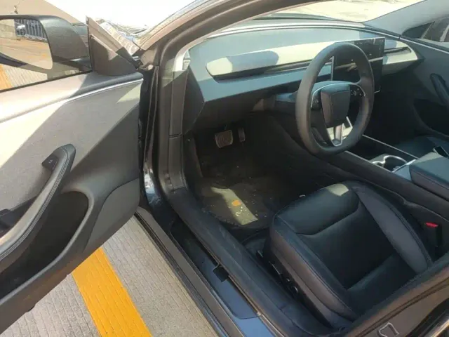 Tesla Model 3 — Фото автомобиля 15
