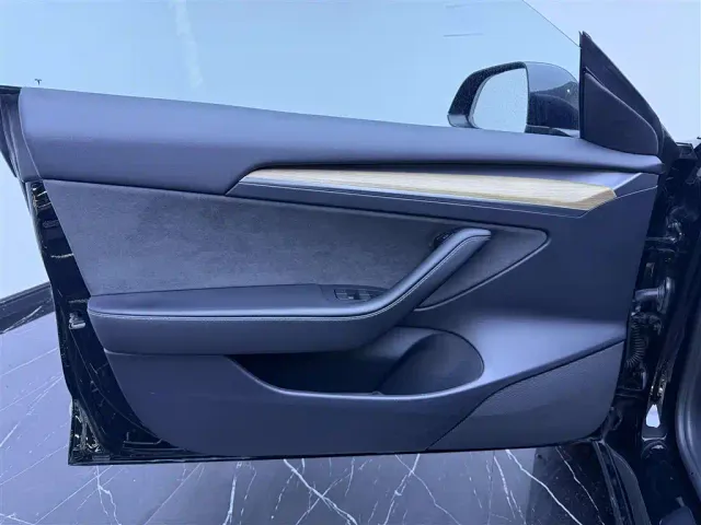Tesla Model 3 — Фото автомобиля 17