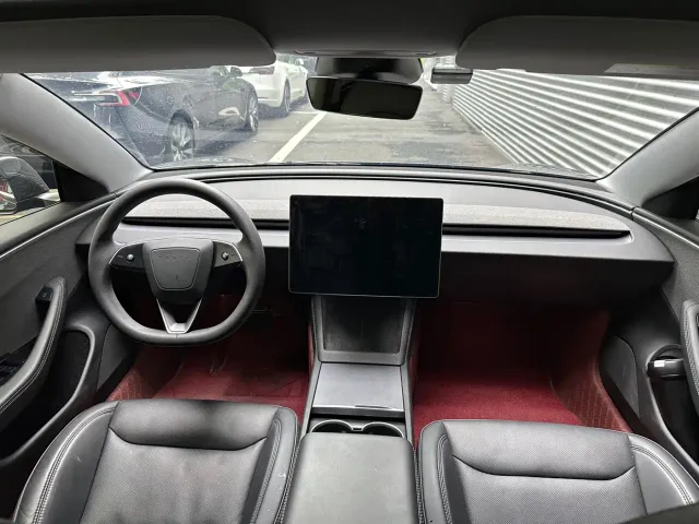 Tesla Model 3 — Фото автомобиля 5