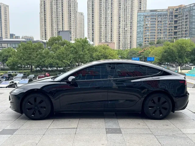 Tesla Model 3 — Фото автомобиля 3