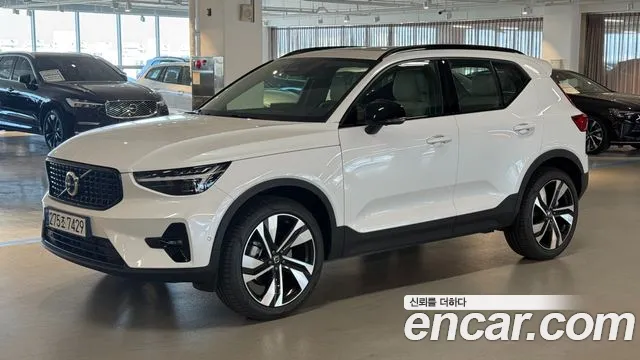Volvo XC40 — Фото автомобиля 2
