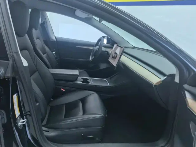 Tesla Model 3 — Фото автомобиля 8