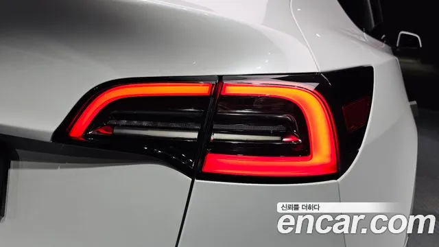 Tesla Model Y — Фото автомобиля 23