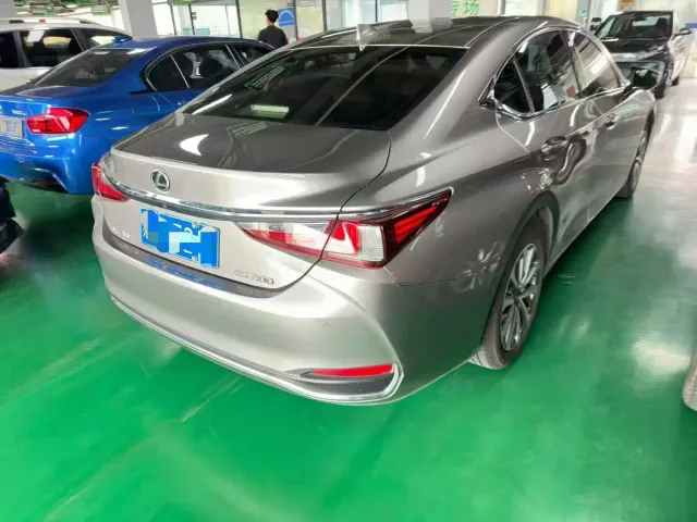 Lexus ES — Фото автомобиля 4