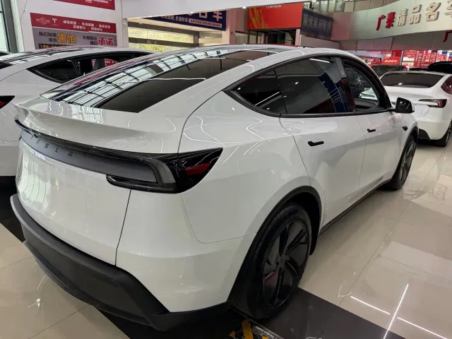 Tesla Model Y — Фото автомобиля 4
