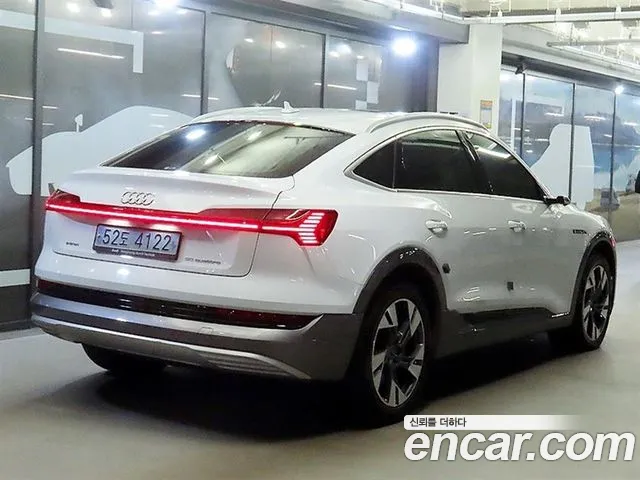Audi e-tron — Фото автомобиля 4
