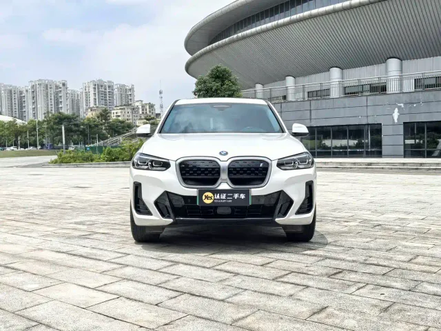 BMW iX3 — Фото автомобиля 2