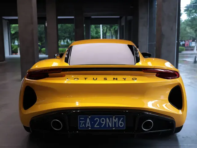 Lotus Emira — Фото автомобиля 16