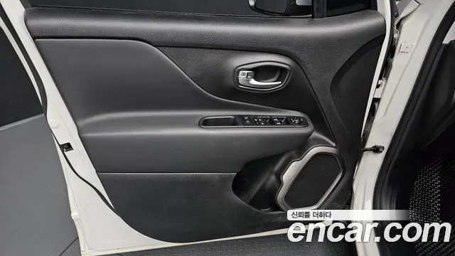 Jeep Renegade — Фото автомобиля 24