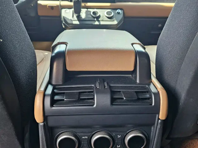 Land Rover Defender — Фото автомобиля 10