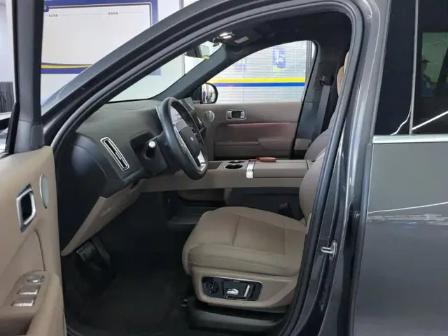 Li Auto L8 — Фото автомобиля 9