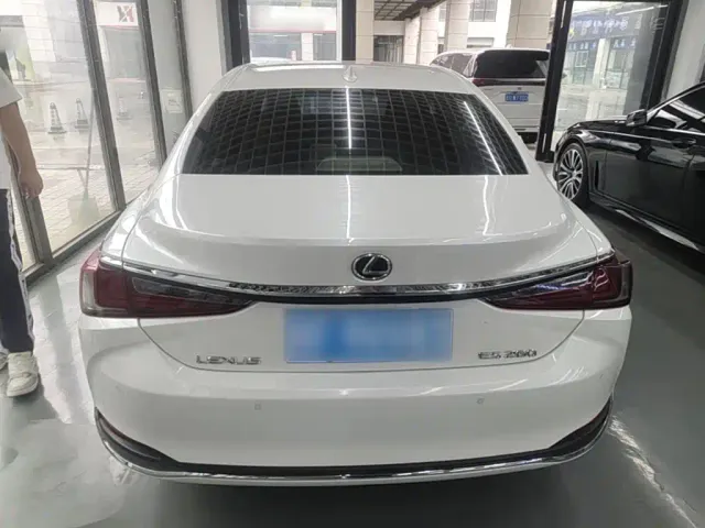 Lexus ES — Фото автомобиля 5