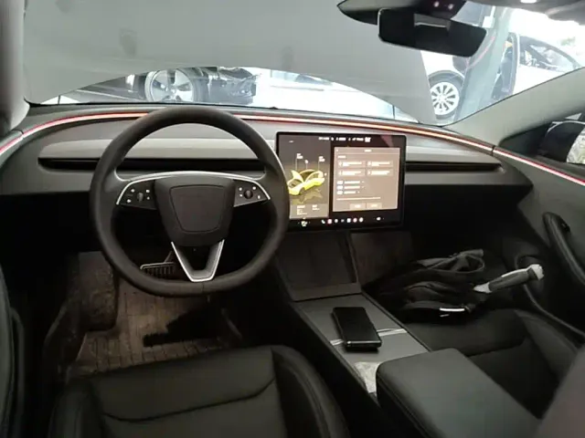 Tesla Model 3 — Фото автомобиля 9