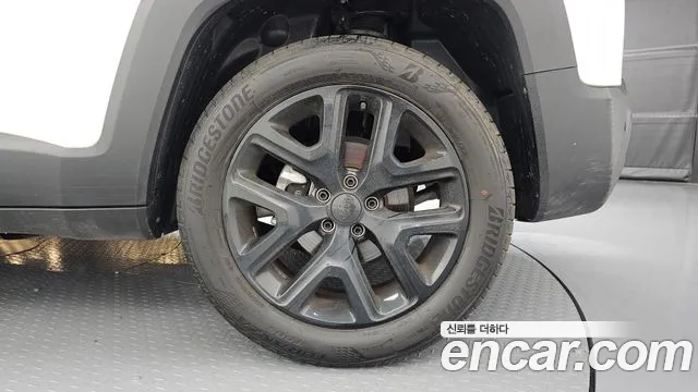 Jeep Renegade — Фото автомобиля 18