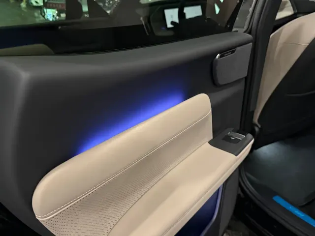 Volvo XC70 Plug-in Hybrid — Фото автомобиля 13
