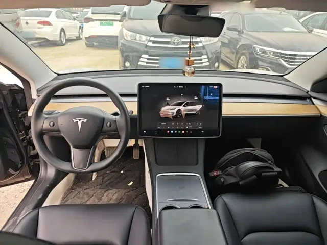 Tesla Model 3 — Фото автомобиля 5