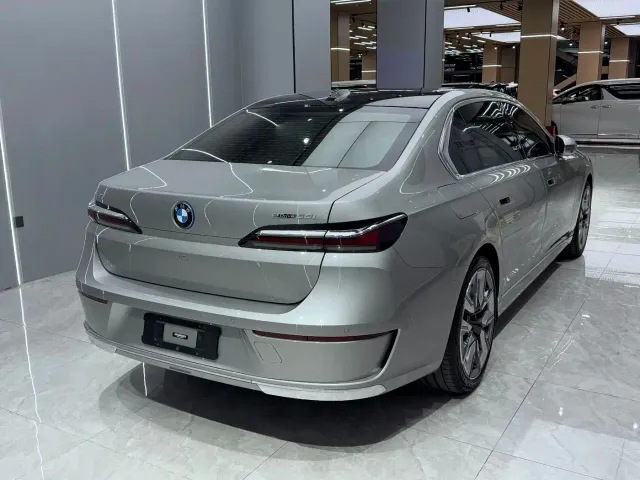 BMW i7 — Фото автомобиля 9
