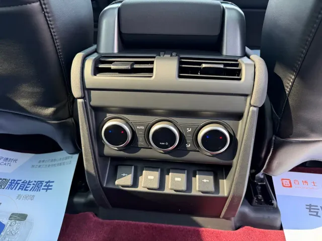 Land Rover Defender — Фото автомобиля 6