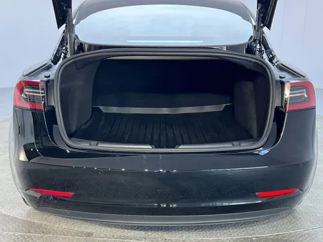Tesla Model 3 — Фото автомобиля 20