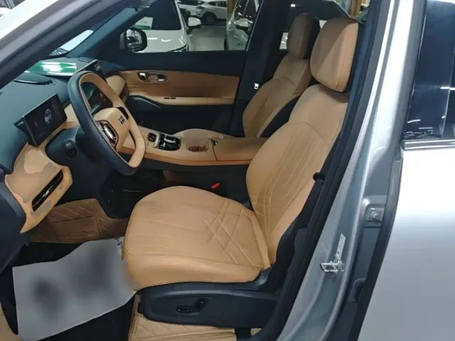 Geely Galaxy Starship 7 EM-i — Фото автомобиля 14