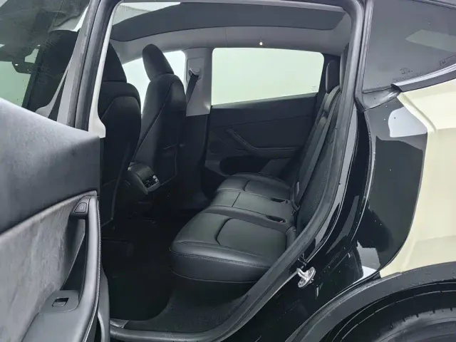 Tesla Model Y — Фото автомобиля 15