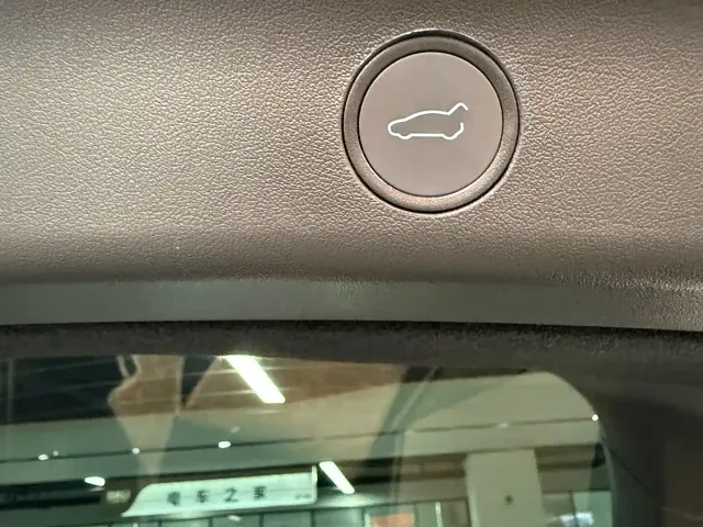 Tesla Model Y — Фото автомобиля 11