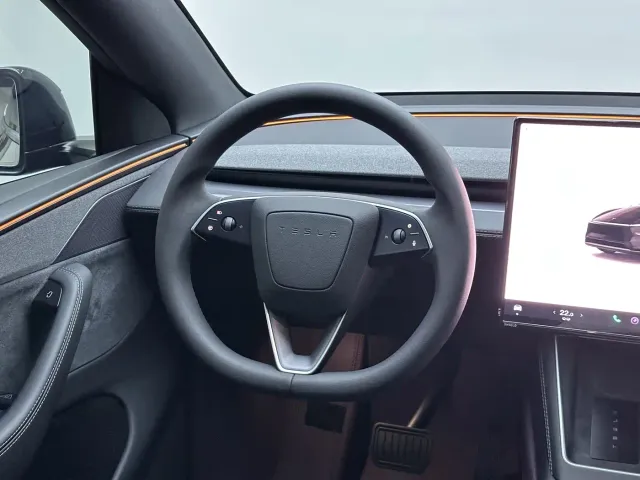 Tesla Model Y L — Фото автомобиля 18
