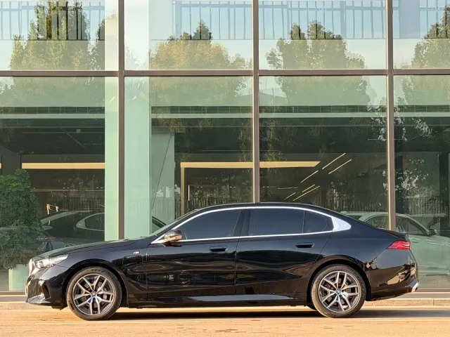 BMW i5 — Фото автомобиля 3