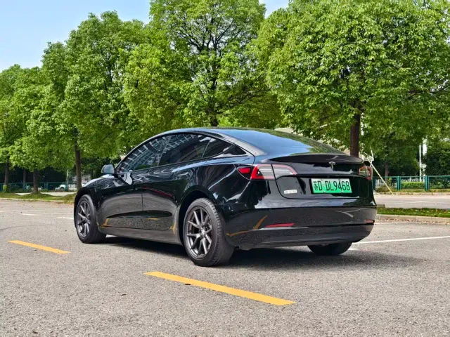 Tesla Model 3 — Фото автомобиля 7