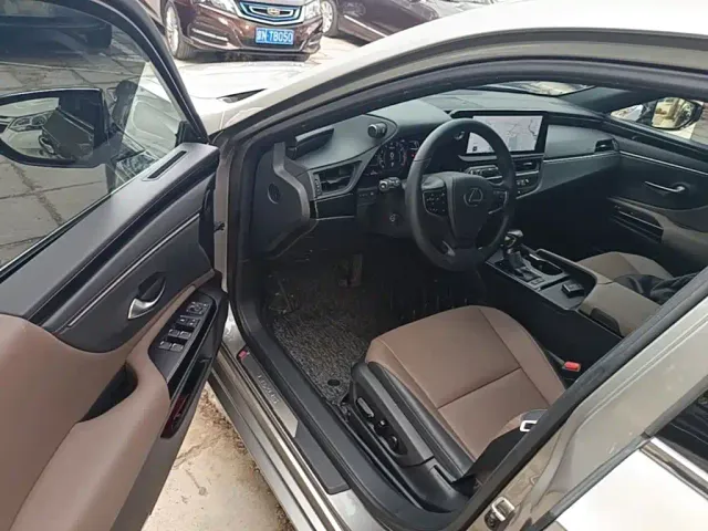 Lexus ES — Фото автомобиля 15
