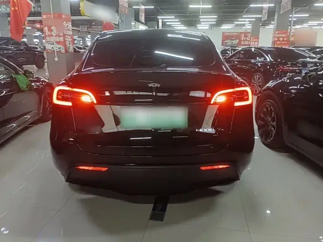 Tesla Model Y — Фото автомобиля 5