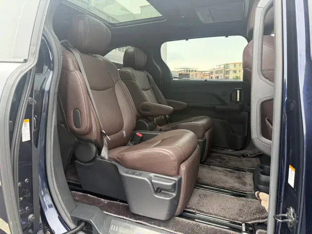 Toyota Sienna — Фото автомобиля 11