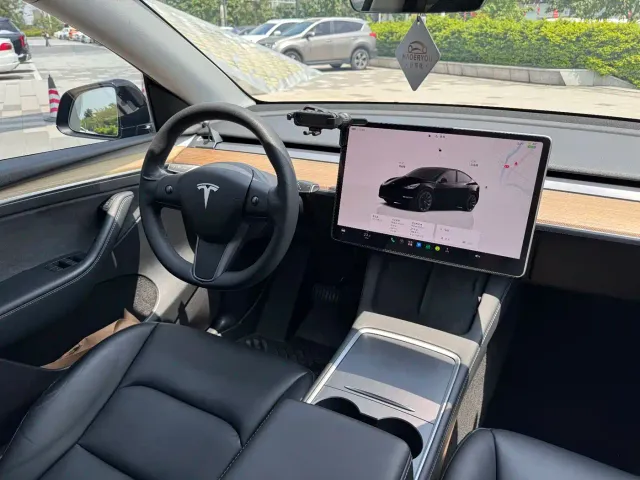 Tesla Model Y — Фото автомобиля 11