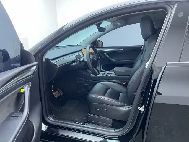 Tesla Model Y — Фото автомобиля 11