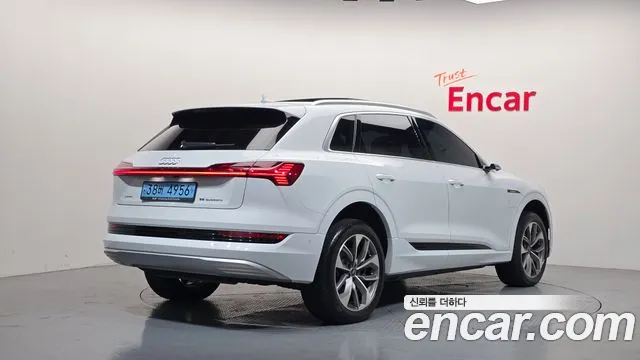 Audi e-tron — Фото автомобиля 2