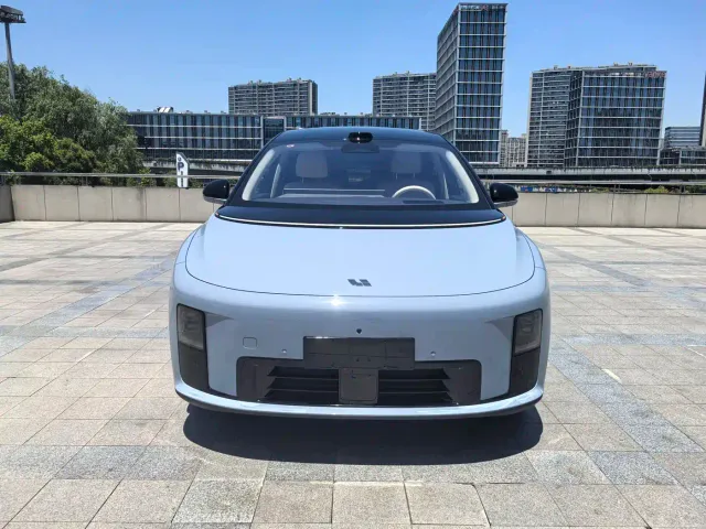 Li Auto i8 — Фото автомобиля 3