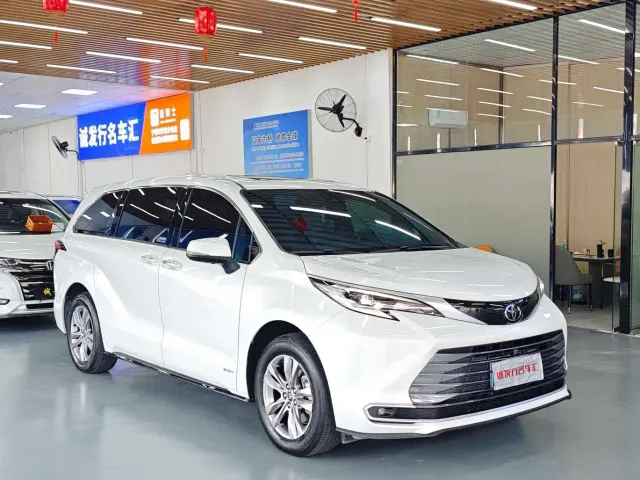Toyota Sienna — Фото автомобиля 3