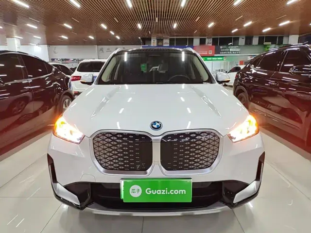 BMW iX1 — Фото автомобиля 2