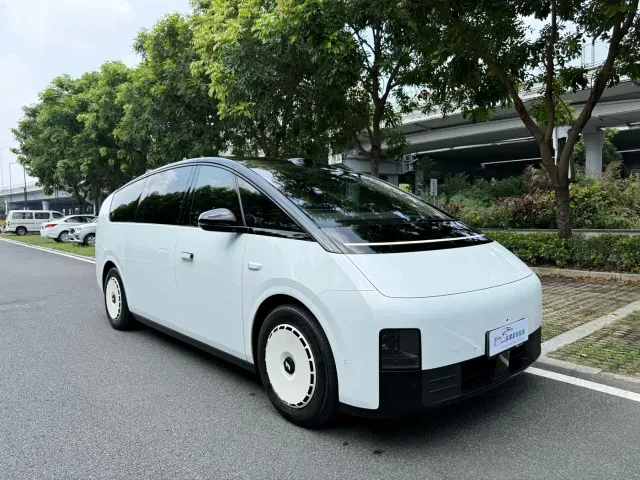 Li Auto MEGA — Фото автомобиля 3
