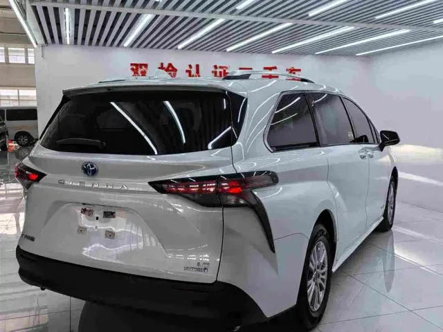 Toyota Sienna — Фото автомобиля 6